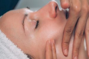 kobieta korzystająca z masażu limfatycznego